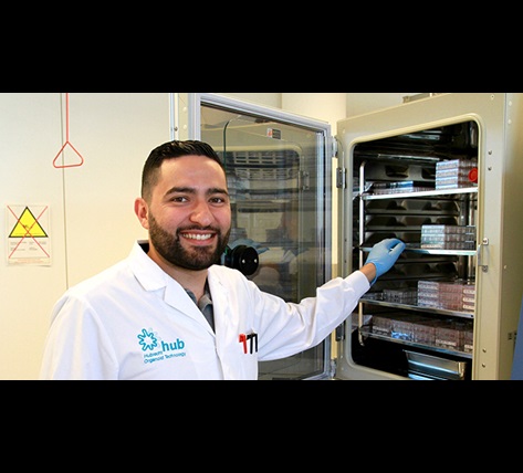 El asistente de laboratorio Ramazan Senlice junto a una de las incubadoras de HUB CO2