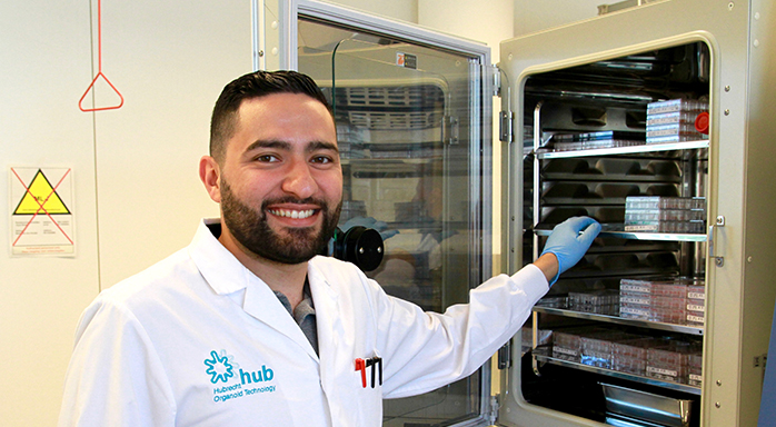 L’assistant de laboratoire Ramazan Senlice, à côté de l’un des incubateurs à CO2 du HUB