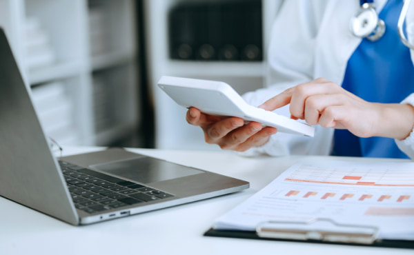 電子カルテの導入・運用費用相場