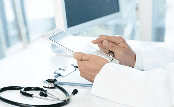 電子カルテはタブレット端末で使える？病院などの医療現場でのタブレット導入事例も