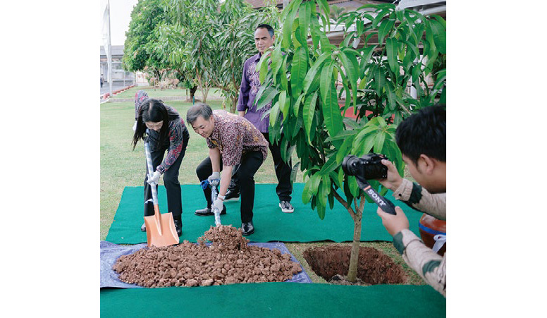 CEO Kyoko Deguchi (far left) and Business Unit Head Takauo (second from left) planting a commemorative tree.