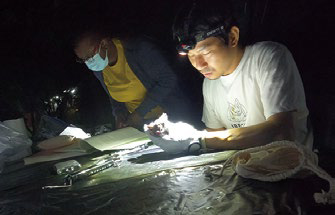 (Right) Associate Professor Masahiro Kajihara